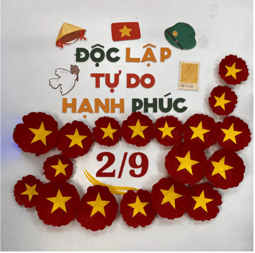 Ảnh 2 của Set Decor Hoa Đỏ Sao Vàng Dán Tường